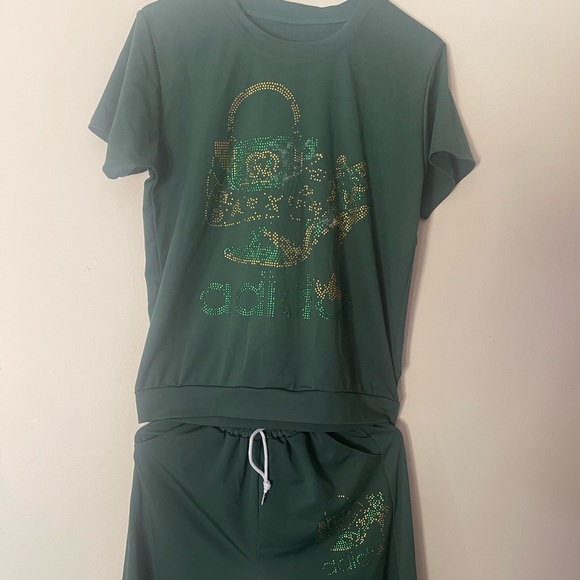 Size free size and I wear the small and medium - Picture 2 of 10